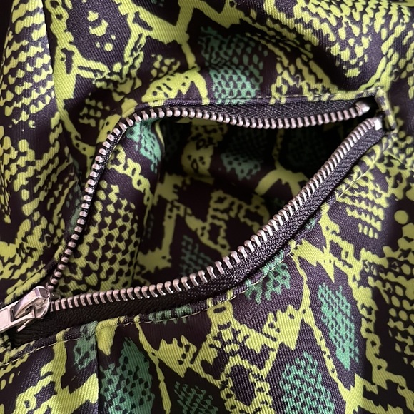 2019 Hot Topic Green Snake Pattern Zip Up Skirt - Picture 9 of 10